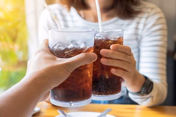 Đồ uống có đường thường chứa đường bổ sung, có thể dẫn đến tích tụ mỡ trong gan và kháng insulin.