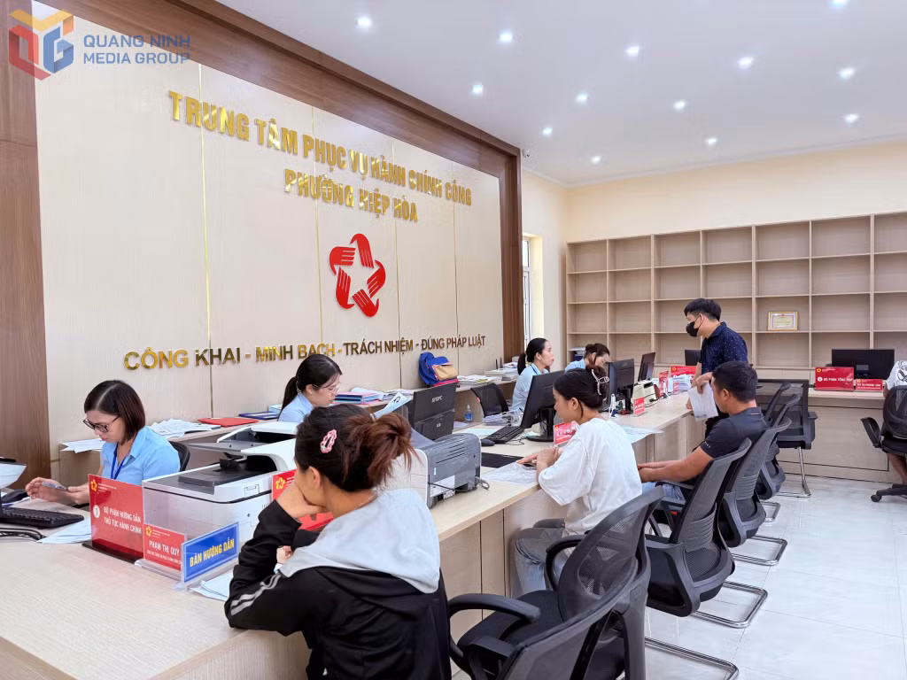 Người dân thực hiện TTHC tại trung tâm phục vụ hành chính công phường Hiệp Hòa.