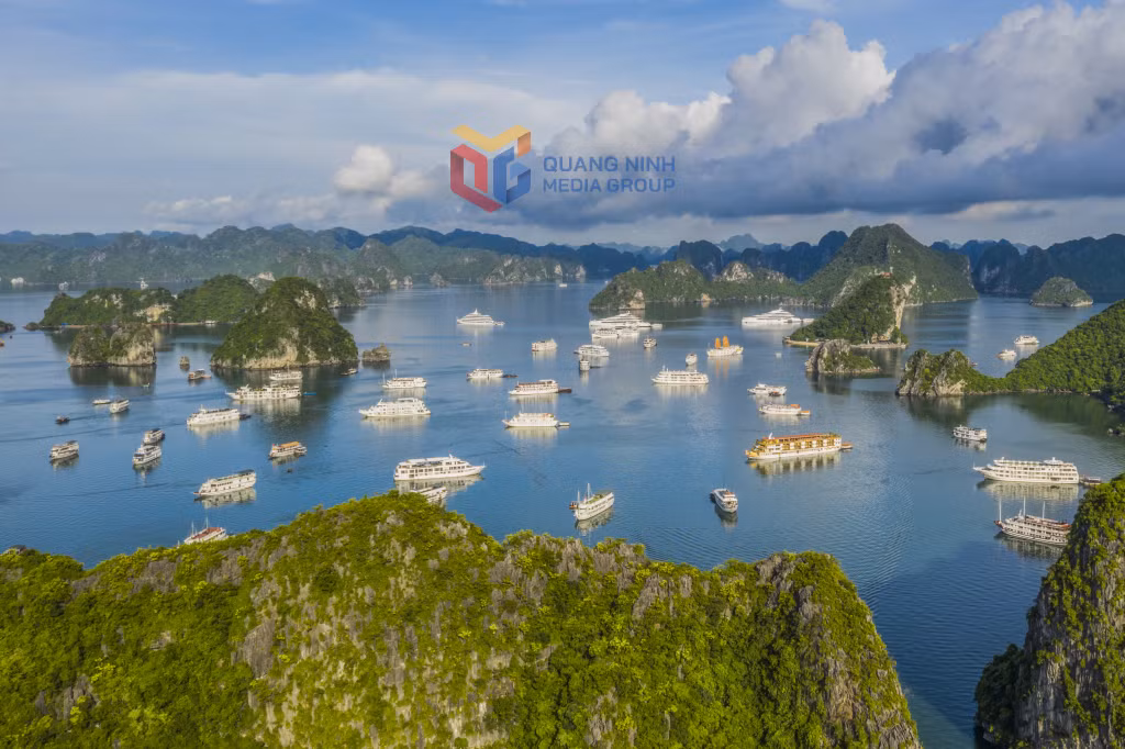 Tàu du lịch vận chuyển khách tham quan trên Vịnh Hạ Long. Ảnh: Khánh Giang