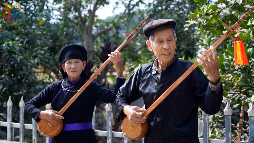 Nghệ nhân Ưu tú Lương Thiêm Phú (phải) trình diễn hát then, đàn tính.