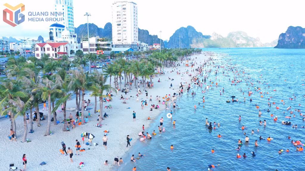 Bãi biển Quảng Ninh thu hút đông đảo du khách.