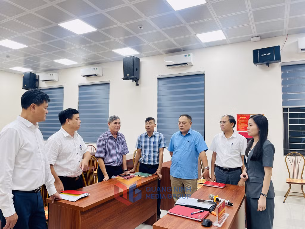 Lãnh đạo phường Hà Lầm giải đáp vướng mắc của các tổ dân, khu phố về việc triển khai chiến dịch.