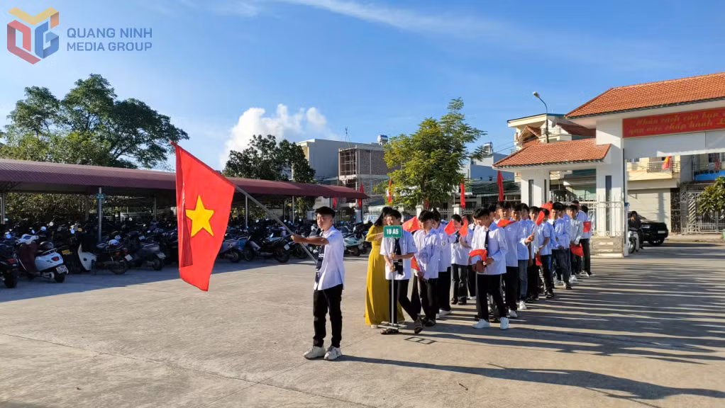 Các bạn học sinh Trung tâm GDNN và GDTX xã Tiên Yên nô nức trong ngày khai trường. Đây là lần đầu tiên trong lịch sử, toàn ngành Giáo dục, tất cả các bậc học từ mầm non, giáo dục phổ thông đến giáo dục đại học và giáo dục nghề nghiệp cùng khai giảng trong một thời khắc. Ảnh: Xuân Thao (CTV)