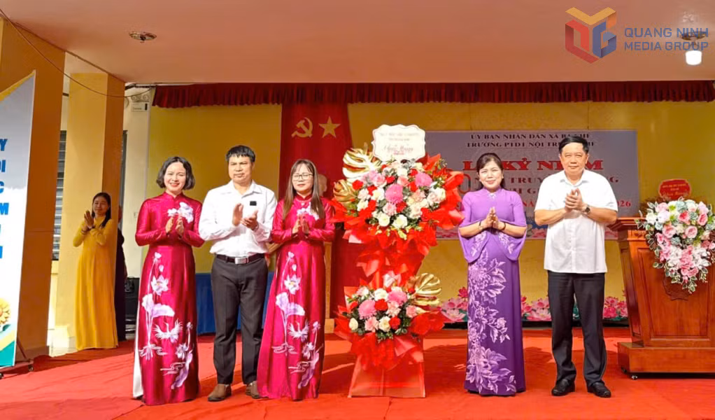 Phó trưởng đoàn ĐBQH tỉnh Nguyễn Thị Thu Hà và Giám đốc Sở Tư pháp Mai Vũ Tuấn tặng hoa chúc mừng thầy và trò Trường