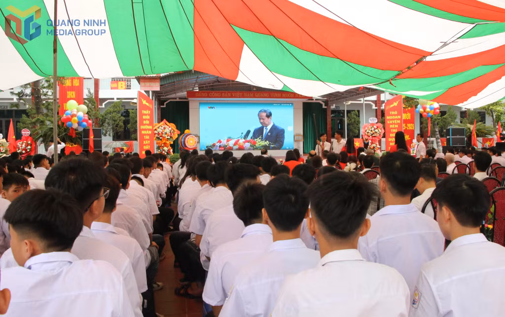 Các đại biểu, thầy cô giáo và học sinh dự lễ kỷ niệm ...