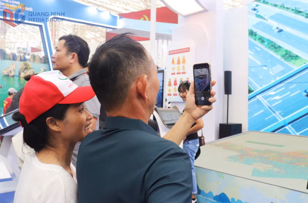 Du khách lưu lại những hình ảnh về Quảng Ninh bằng điện thoại.