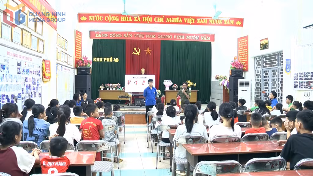 Trẻ em khu phố 4B, phường Hà Tu, học kỹ năng phòng, chống cháy nổ trong dịp hè năm 2025.