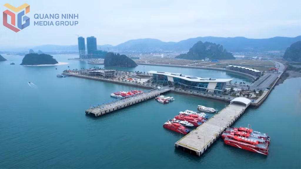 Bến cảng quốc tế Ao Tiên đang là điểm nhấn trong việc phát triển kinh tế biển của đặc khu Vân Đồn.