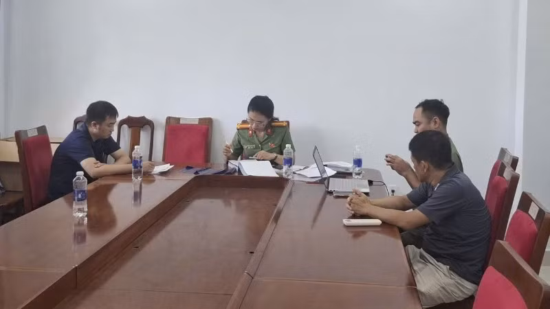 Hai đối tượng tại cơ quan công an. (Ảnh: Công an cung cấp)