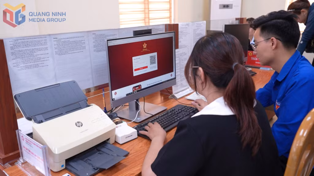 ĐVTN phường Yên Tử hướng dẫn công dân thực hiện số hóa hồ sơ vào ví giấy tờ điện tử của cá nhân.