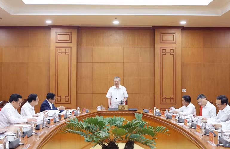 Tổng Bí thư đề nghị Tiểu ban Văn kiện và các tiểu ban tiếp tục nỗ lực, cố gắng, khẩn trương hoàn thiện các văn bản theo tinh thần của buổi làm việc. (Ảnh: TTXVN)