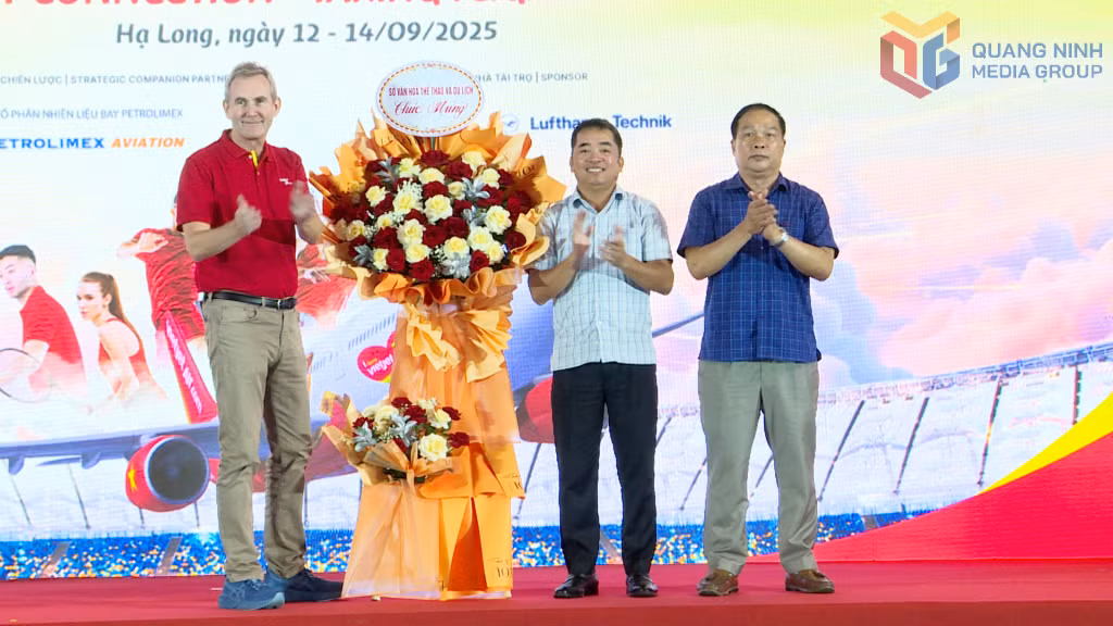 Lãnh đạo Sở Văn hoá, Thể thao và Du lịch tặng hoa chúc mừng.
