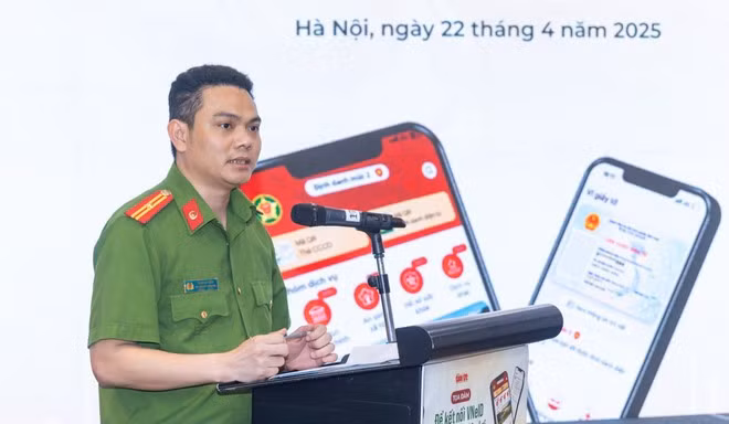Thiếu tá Trần Duy Hiển - Phó Giám đốc Trung tâm Dữ liệu quốc gia về dân cư. (Ảnh: MINH SƠN/TTXVN)
