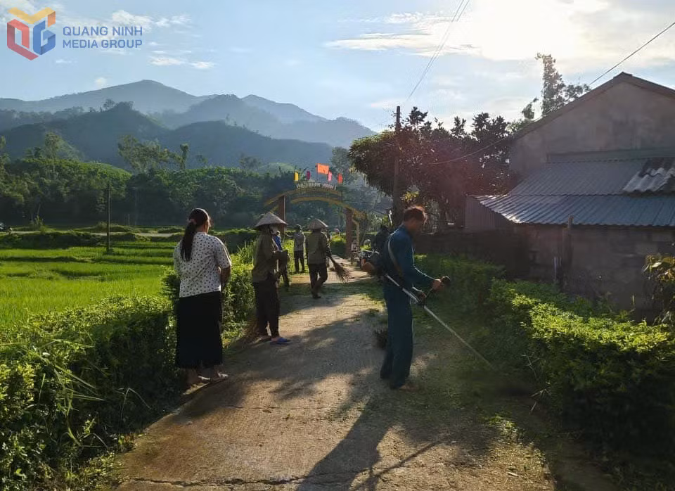 Hội viên, nông dân thôn Hua Cầu, xã Tiên Yên tham gia dọn vệ sinh môi trường.