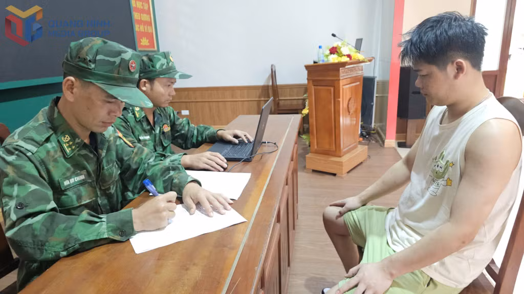 Cán bộ BĐBP lấy lời khai của đối tượng nhập cảnh trái phép.