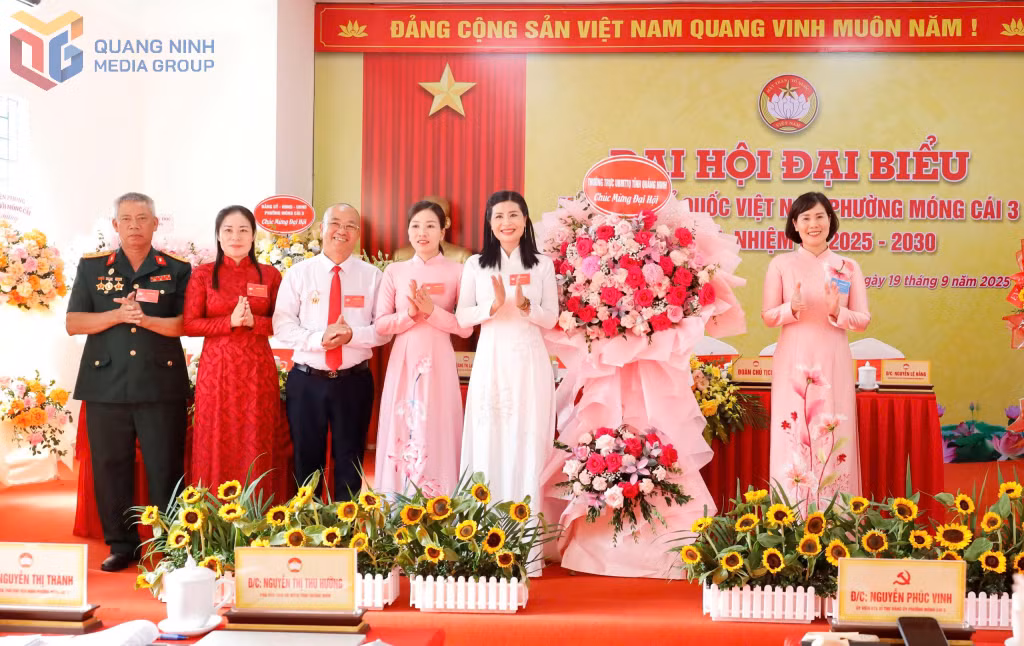 Đồng chí Nguyễn Thị Thu Hường, Phó Chủ tịch Ủy ban MTTQ Việt Nam tỉnh Quảng Ninh tặng hoa chúc mừng Đại hội