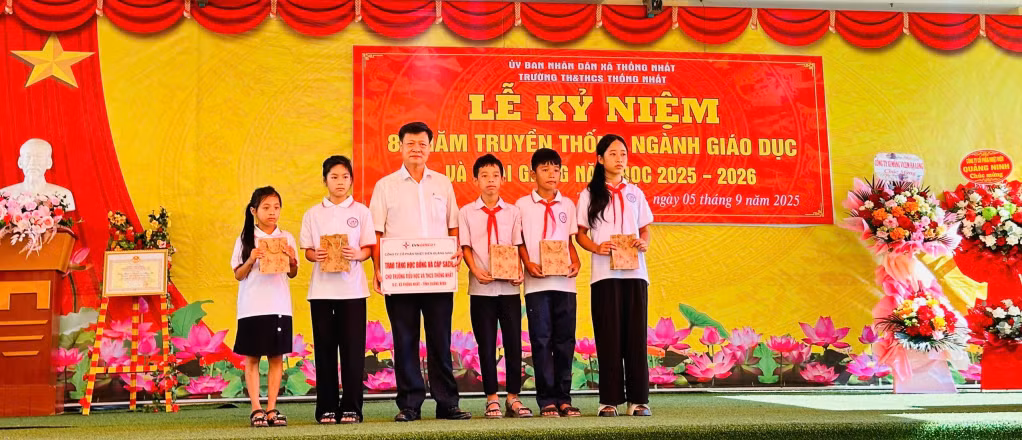 Đồng chí Phạm Xuân Toàn, Chủ tịch Công đoàn Công ty tham dự Lễ khai giảng và trao học bổng, quà tặng tại Trường Tiểu học và THCS Thống Nhất.