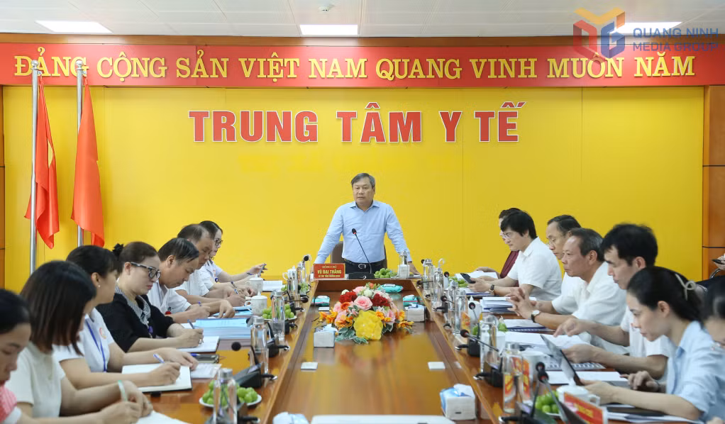 Đồng chí Bí thư Tỉnh ủy phát biểu chỉ đạo tại buổi kiểm tra và làm việc với các trung tâm y tế, trạm y tế.