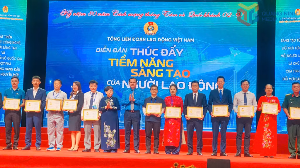 Bác sĩ Trình Thị Vân Anh (thứ 6, từ phải sang) vinh dự được nhận Bằng Lao động sáng tạo của Tổng LĐLĐ Việt Nam.