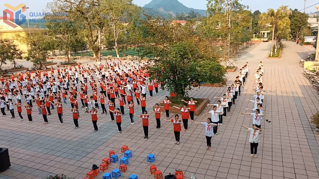 Học sinh Trường TH&amp;THCS Nam Sơn (xã Ba Chẽ) tập thể dục ngoài giờ.