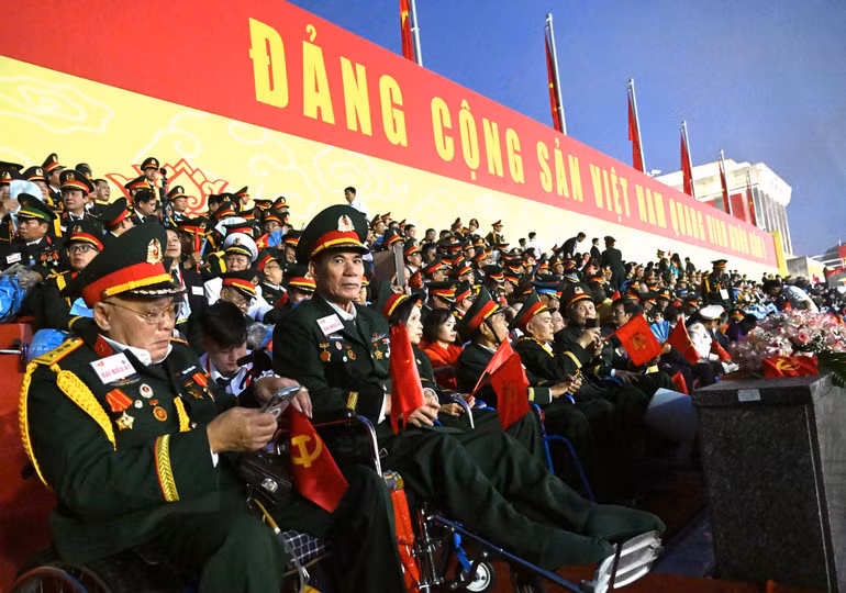 Các đại biểu và cựu chiến binh đến dự Lễ diễu binh, diễu hành trên Quảng trường Ba Đình. (Ảnh TRẦN HẢI)