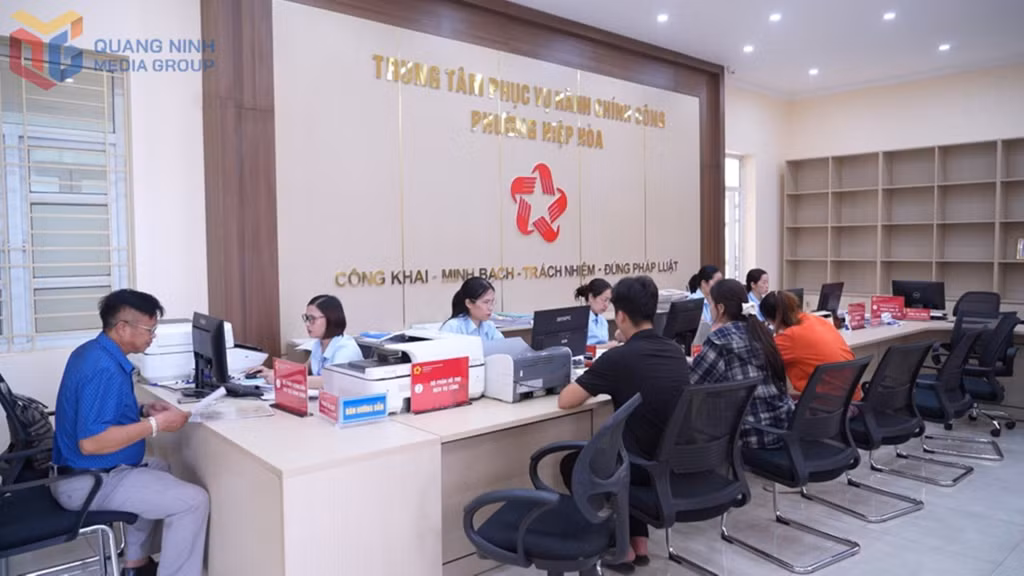 Cán bộ Trung tâm Phục vụ hành chính công phường Hiệp Hòa tiếp nhận TTHC của công dân.