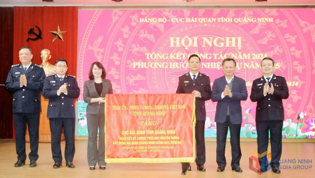 Đồng chí Trịnh Thị Minh Thanh, Phó Bí thư Thường trực Tỉnh ủy, Chủ tịch HĐND tỉnh Quảng Ninh tặng bức trướng cho Cục Hải quan tỉnh (tháng 12/2024).