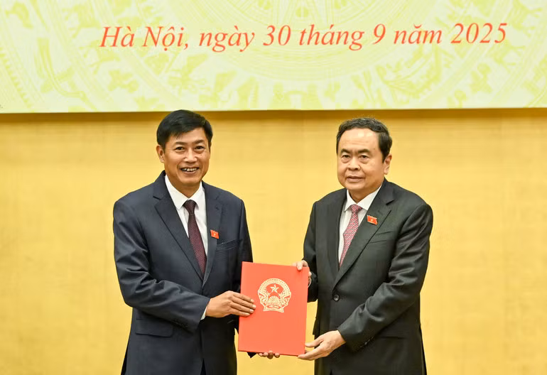Chủ tịch Quốc hội Trần Thanh Mẫn trao Quyết định cho đồng chí Nguyễn Hữu Đông.