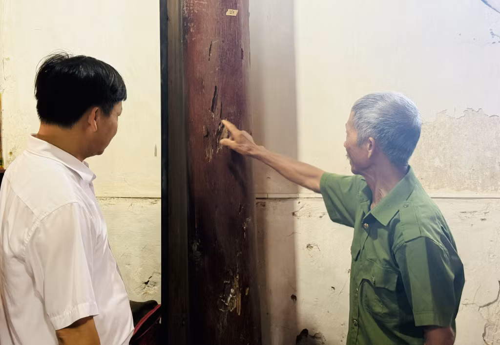 Cột trụ nhà Bái đường và hậu cung bị mối mọt.