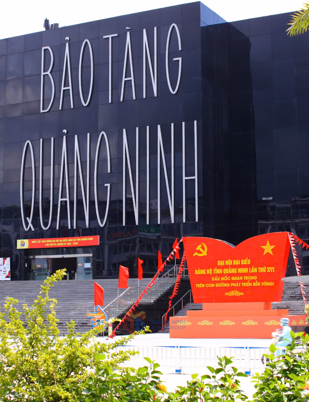 Pano chào mừng Đại hội Đảng bộ tỉnh Quảng Ninh lần thứ XVI nổi bật trước Bảo tàng.