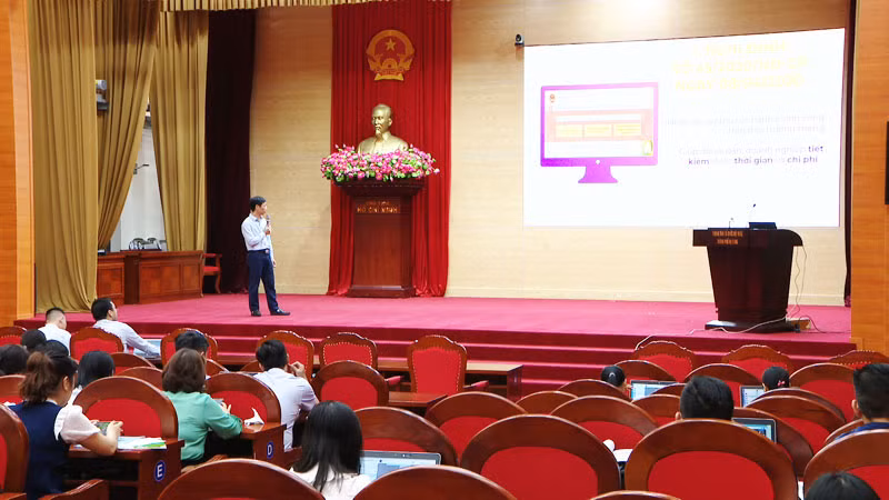 Cán bộ Trung tâm Phục vụ hành chính công tỉnh tập huấn giải quyết TTHC theo quy trình "5 bước trên môi trường điện tử".