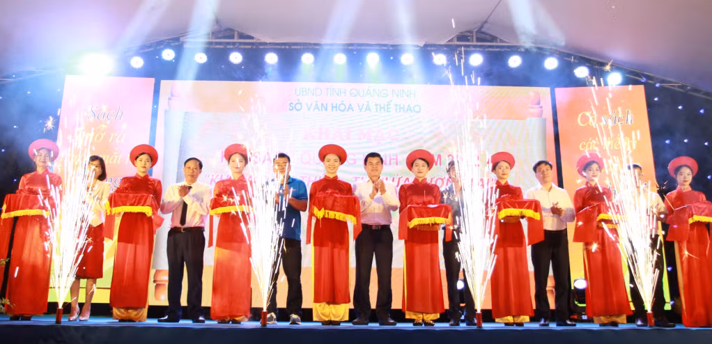 Đại biểu cắt băng khai mạc Hội sách.