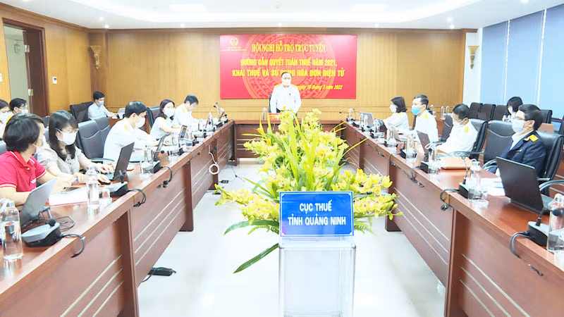 Cục Thuế tỉnh tổ chức hội nghị trực tuyến hướng dẫn sử dụng hóa đơn điện tử.
