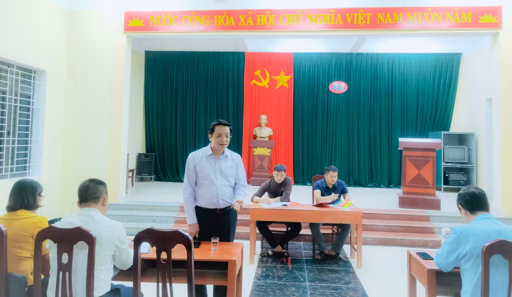 Đồng chí Nguyễn Văn Hồi phát biểu tại kỳ sinh hoạt chi bộ