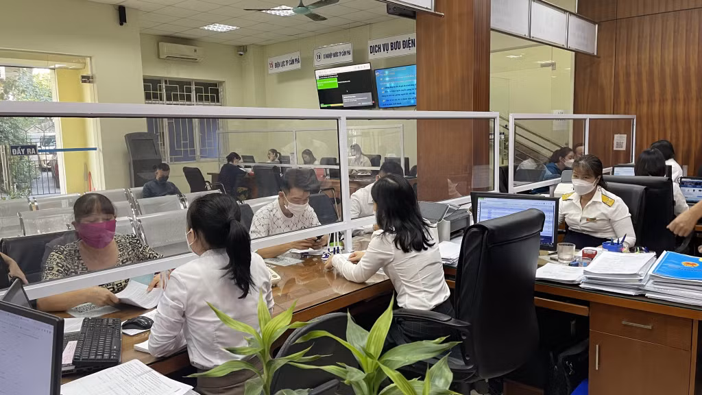Cán bộ Trung tâm Hành chính công TP Cẩm Phả tiếp nhận, giải quyết TTHC cho người dân.