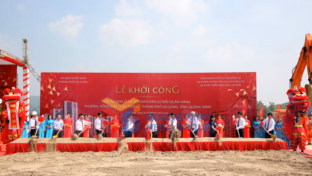 Các đại biểu thực hiện nghi thức khởi công Dự án Khu nhà ở xã hội Khu dân cư đồi Ngân hàng (10-2022). Ảnh: Minh Hà