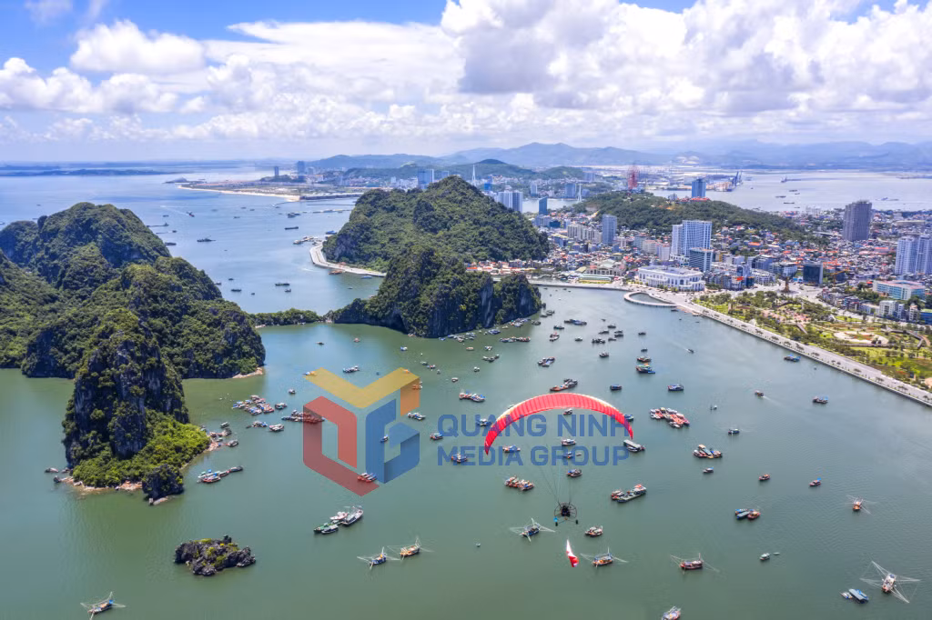 Bay dù trên TP Hạ Long. Ảnh: Khánh Giang