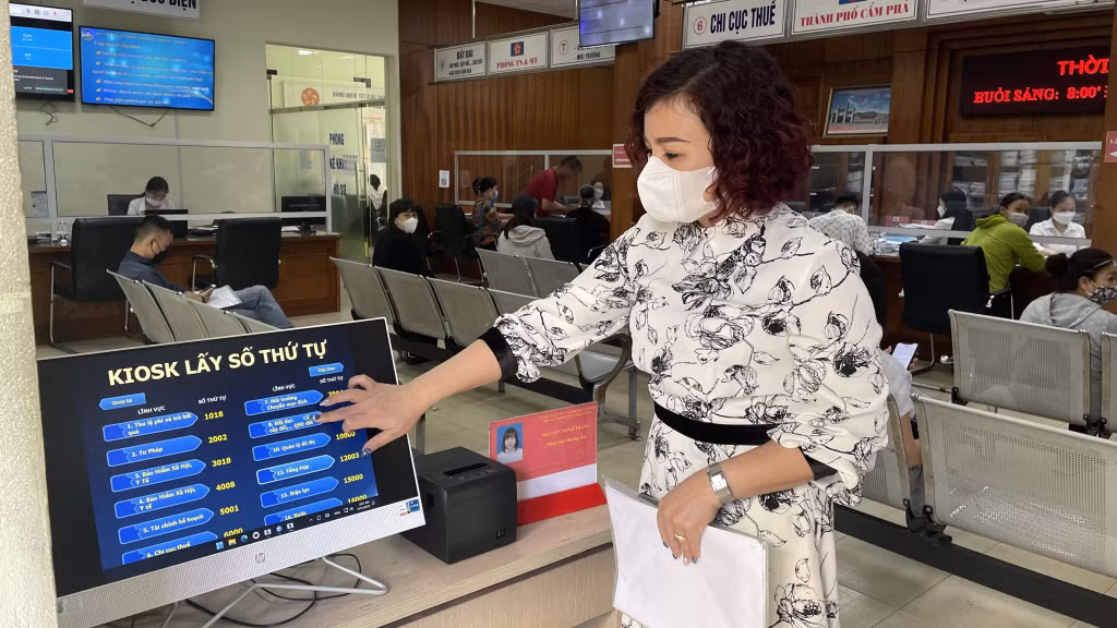 Người dân lấy số thứ tự giải quyết TTHC tại Trung tâm Hành chính công thành phố.