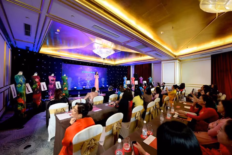 Lễ công bố ra mắt bộ sưu tập Áo dài lấy cảm hứng từ Vịnh Hạ Long của nhà thiết kế Đỗ Trịnh Hoài Nam.
