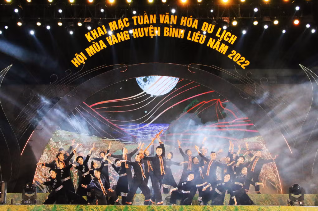 Tiết mục múa chuông "Sắc thắm mùa vàng" của đồng bào dân tộc Dao Thanh Y (11-2022). Ảnh: Nguyễn Dung