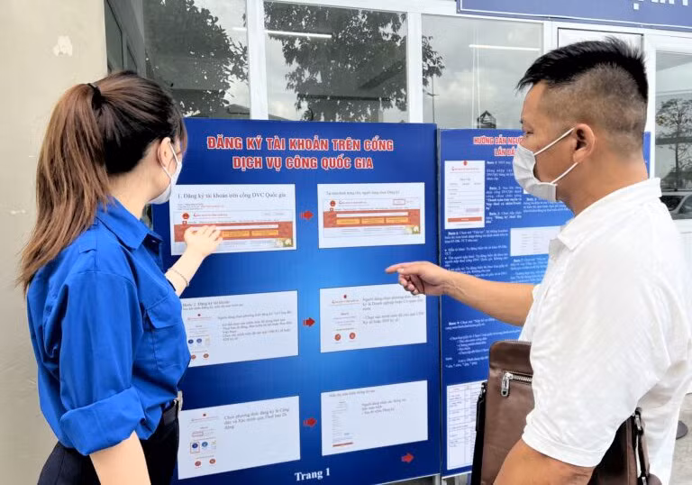 Đoàn viên Chi đoàn Chi cục Thuế TP Hạ Long tuyên truyền và hướng dẫn người nộp thuế đăng ký tài khoản thuế điện tử.
