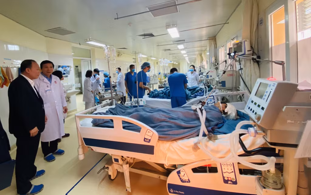 Đồng chí Nguyễn Hoài Sơn - Giám đốc Sở Lao động, Thương binh và Xã hội (ngoài cùng bên trái) thăm hỏi tình hình các nạn nhân đang cấp cứu tại Bệnh viện Việt Nam - Thụy Điển Uông Bí.