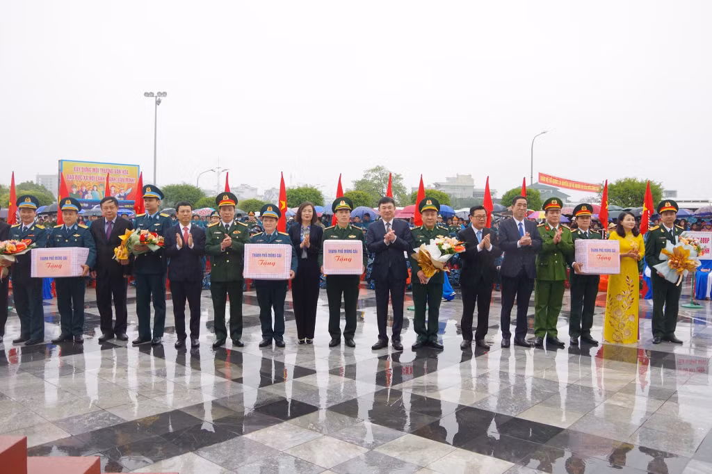Lãnh đạo Hội LHPN tỉnh dự Lễ giao, nhận quân 2023 tại TP Móng Cái.