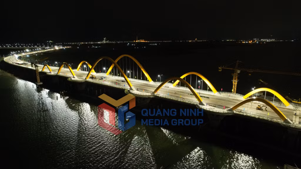 Thi công cầu Tình Yêu trong đêm (1-2022). Ảnh: Hùng Sơn
