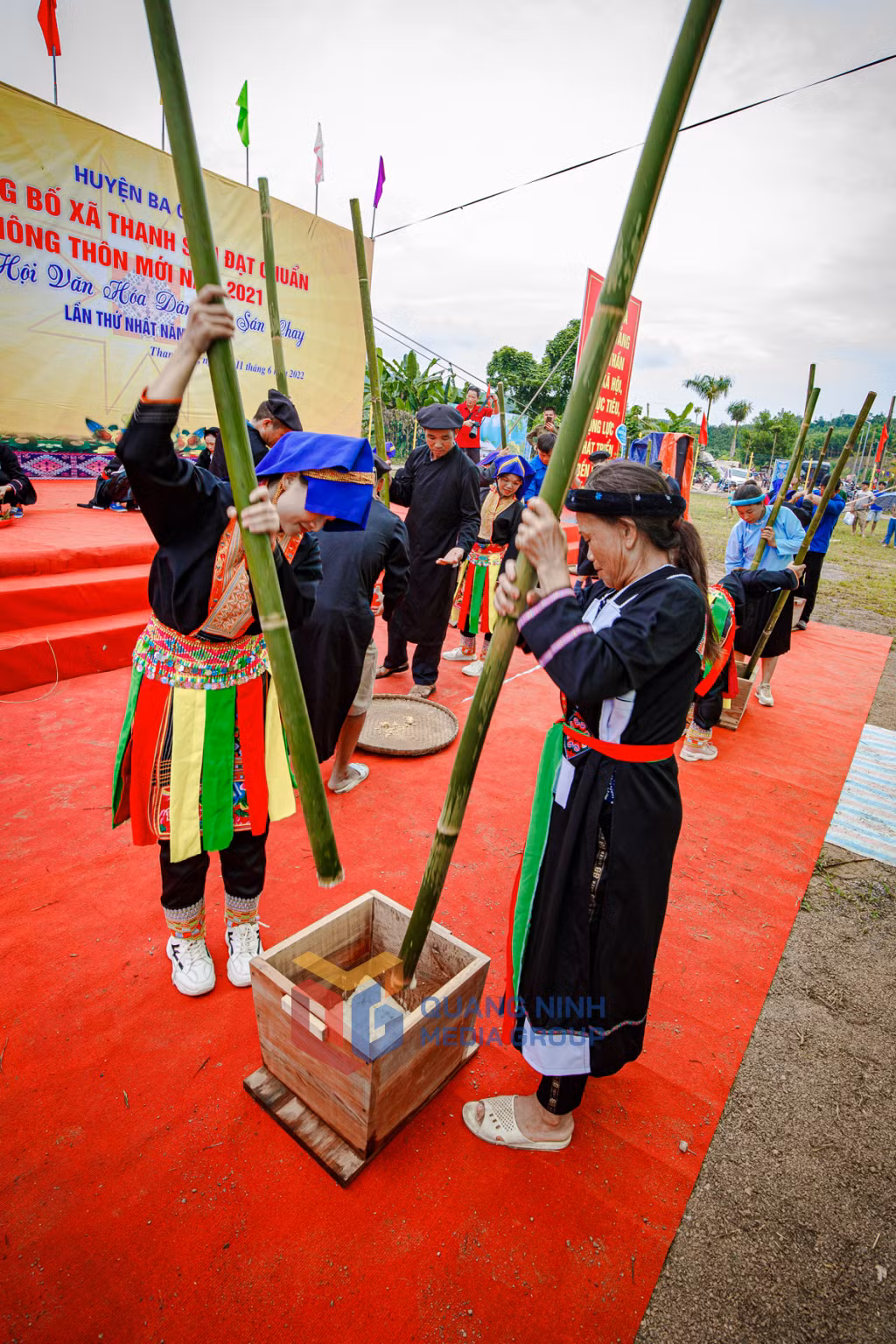 Thi giã bánh dày (dân tộc Sán Chay). Ảnh: Dương Toàn