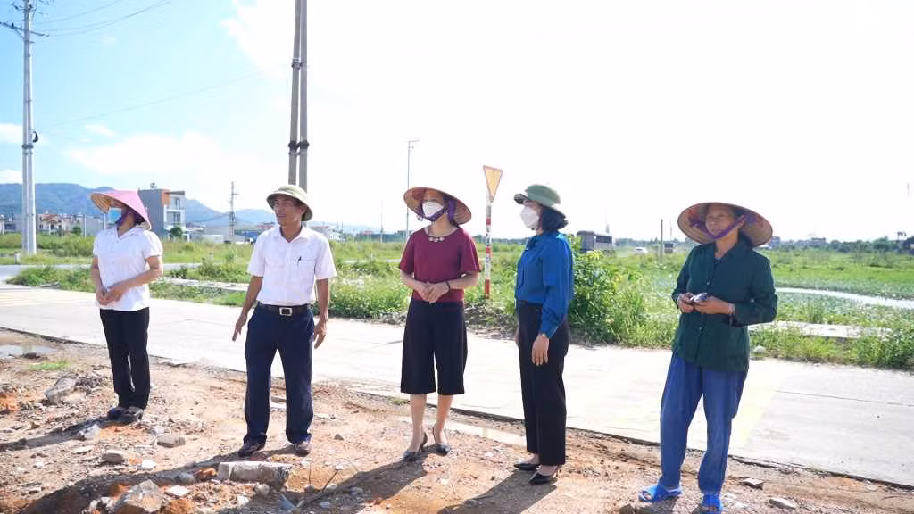 Cán bộ Hội LHPN phường Mạo Khê (TX Đông Triều) tuyên truyền công tác đền bù GPMB cho hội viên, phụ nữ trên địa bàn.