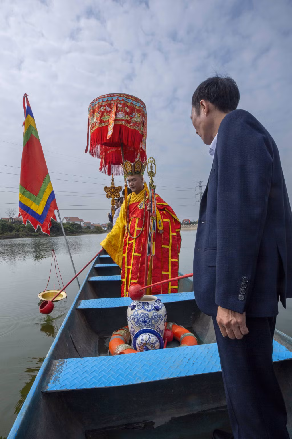 Nước được lấy giữa đập Quỳnh rước về Chùa Quỳnh. Ảnh: Dương Phượng Đại