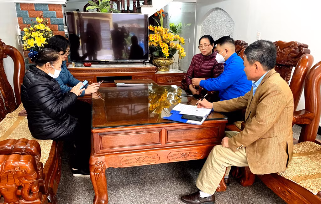 Tổ công nghệ số cộng đồng khu phố 7, phường Ka Long ( TP Móng Cái) tuyên truyền người dân về các nội dung về chuyển đổi số.
