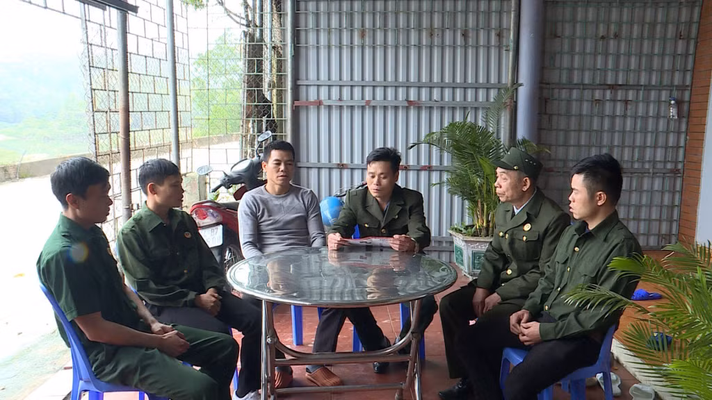 Các CCB xã Hà Lâu đi vận động người dân đóng góp kinh phí để thực hiện mô hình "Thắp sáng đường quê".