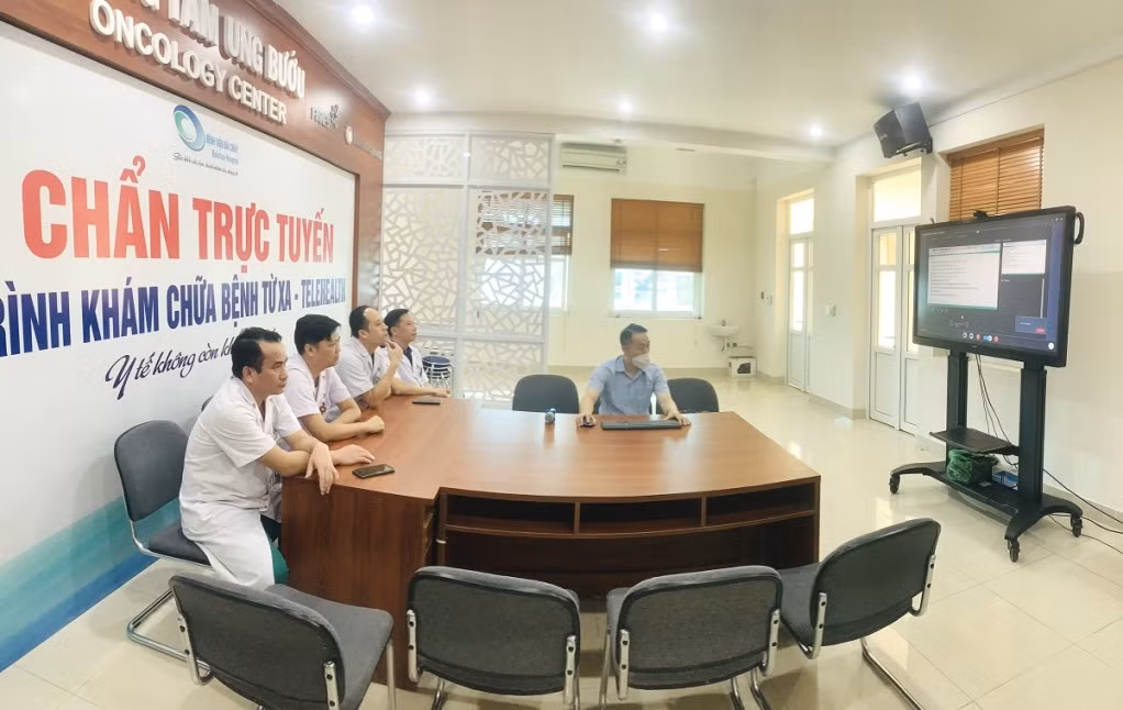 Bác sĩ Bệnh viện Bãi Cháy hội chẩn trực tuyến ca bệnh nặng với Trung tâm Y tế huyện Bình Liêu thông qua hệ thống khám, chữa bệnh từ xa.